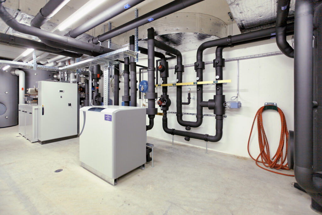 Heizungsanlage mit Rohrleitungen in einem Technikraum