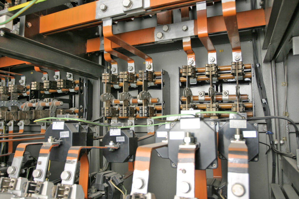 Stromschienen und Anschlüsse in einer Schaltanlage