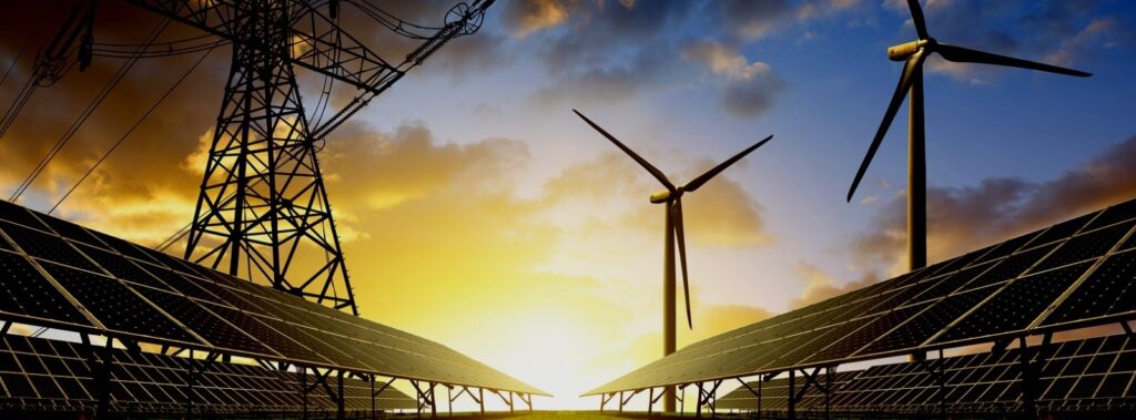 Photovoltaik und Windkraft bei Sonnenuntergang