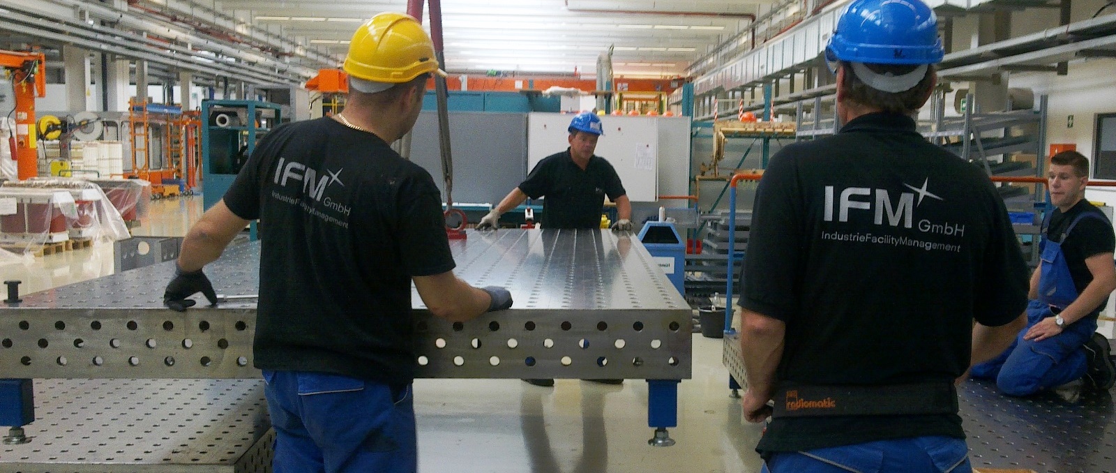 IFM-Team bei der Montage einer Richtplatte