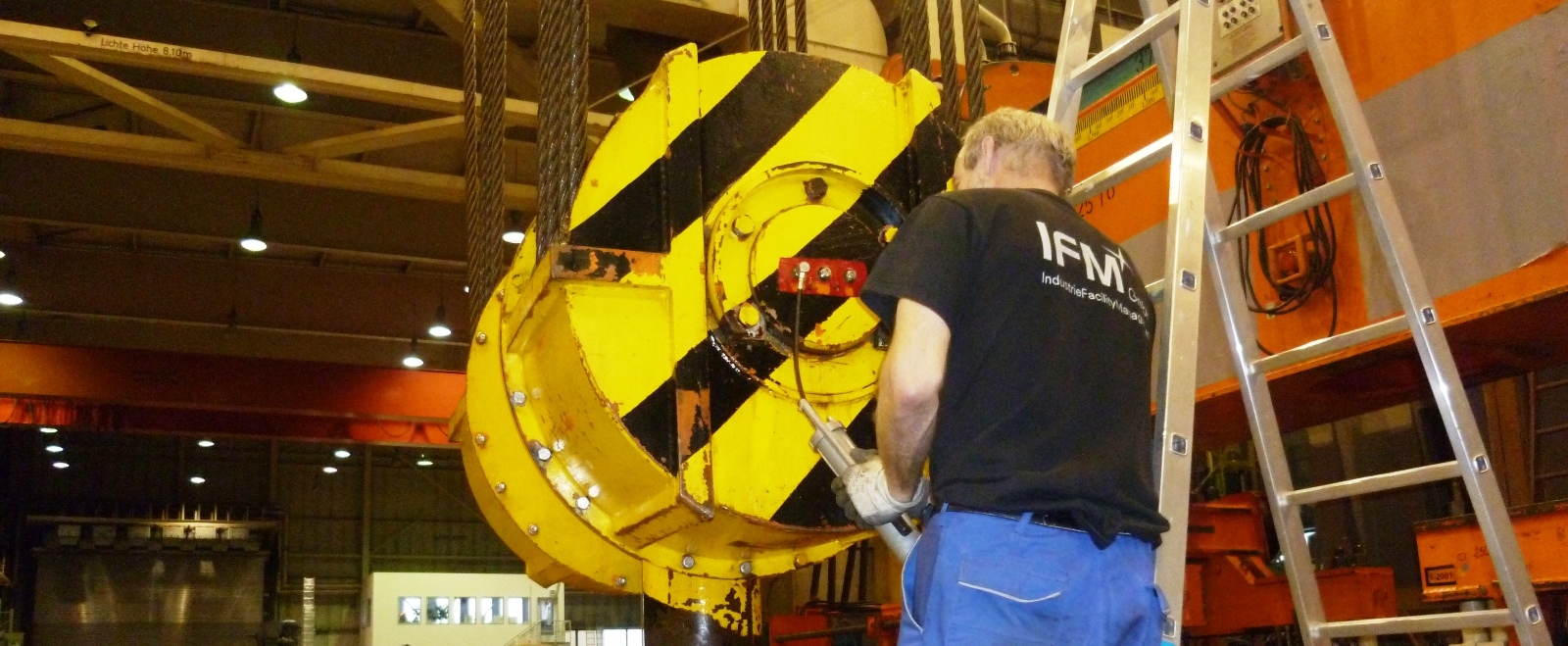 IFM-Techniker bei der Instandhaltung einer Krananlage
